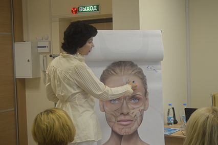 Светлана Леоновна Жабоева наглядно демонстрирует точки воздействия Диспорта для успешной коррекции возрастных изменений кожи лица